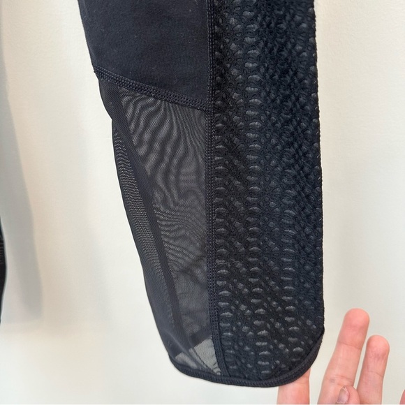 Athleta cropped black leggings w pocket & textured pattern side panel - size S - Picture 3 of 9